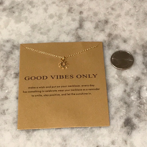 “Sara” sunny days are here to stay gold necklace - Picture 2 of 2